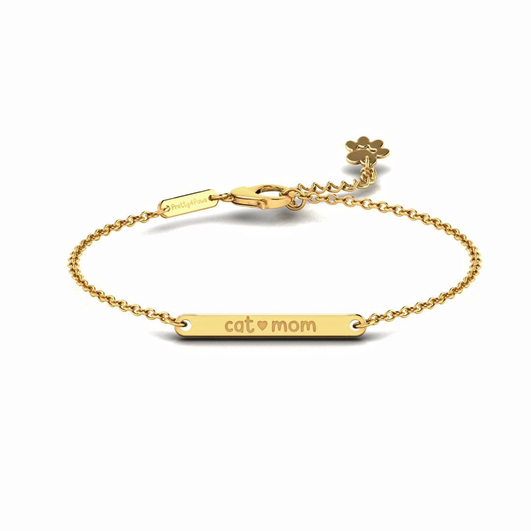Gold bracelet with engraved "cat mom" bar, a perfect gift for proud feline mums.