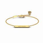 Gold bracelet with engraved "cat mom" bar, a perfect gift for proud feline mums.