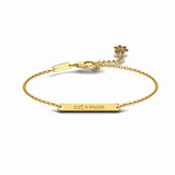 Gold bracelet with engraved "cat mom" bar, a perfect gift for proud feline mums.
