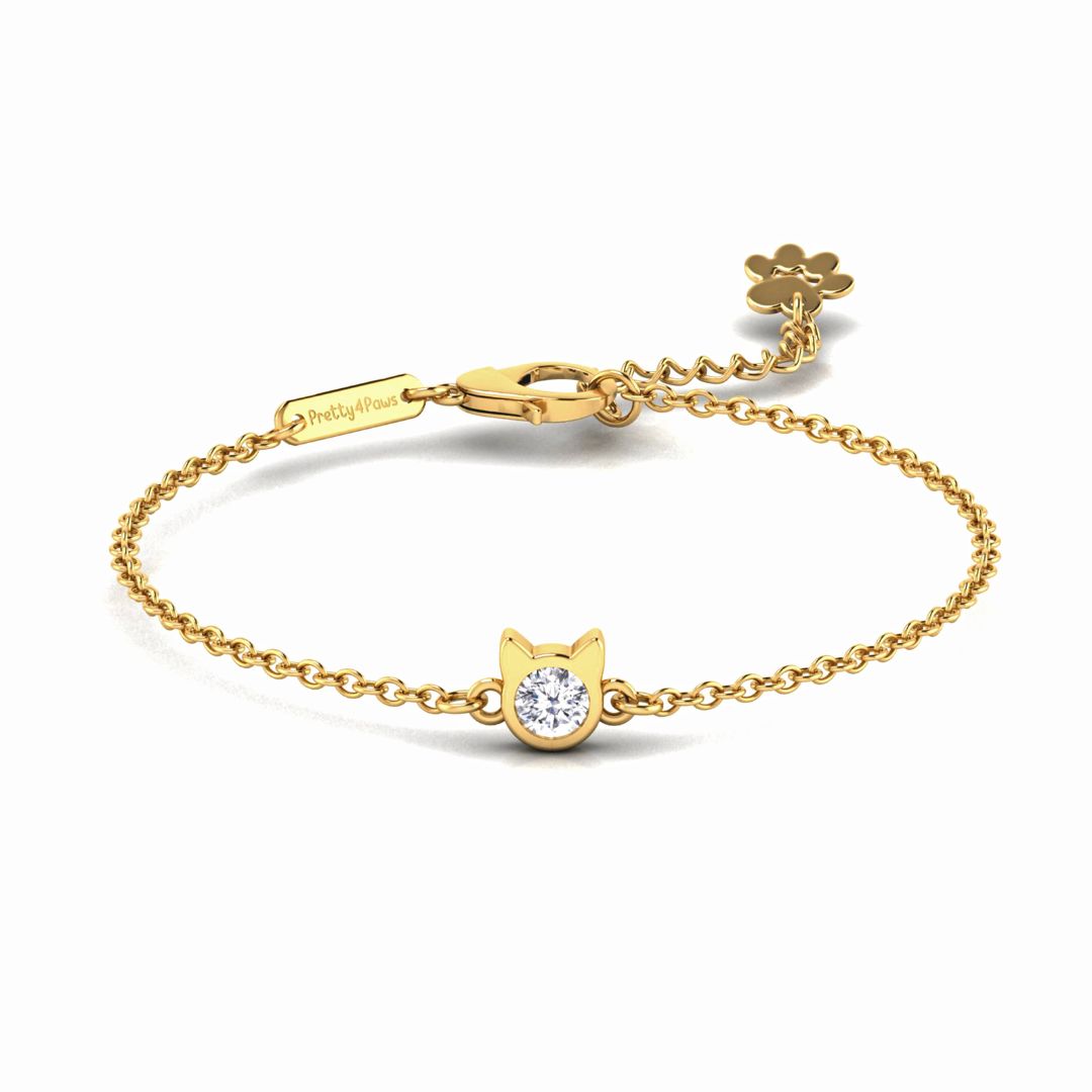 Gold cat head bracelet with zirconia in the centre, a stylish piece for cat lovers.