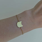 Video showing a simple gold-plated bracelet with cat head pendant.