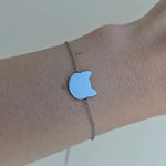 Video showing a stainless steel bracelet with cat head pendant.