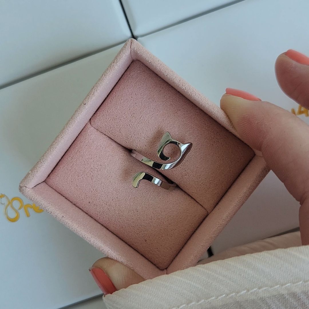 Minimalistic silver cat ring displayed in a luxury jewellery box. 